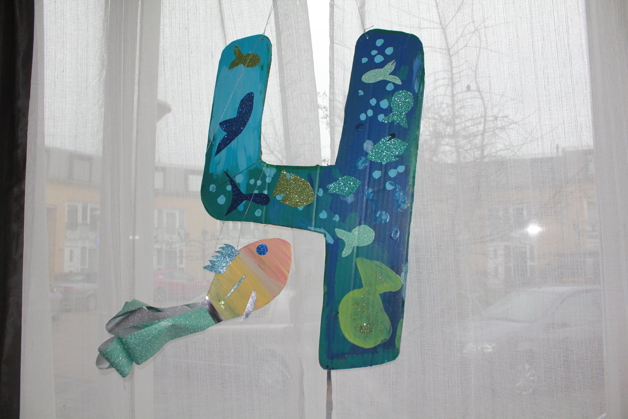 Морска украса за рожден ден с много РИБИИИИ!